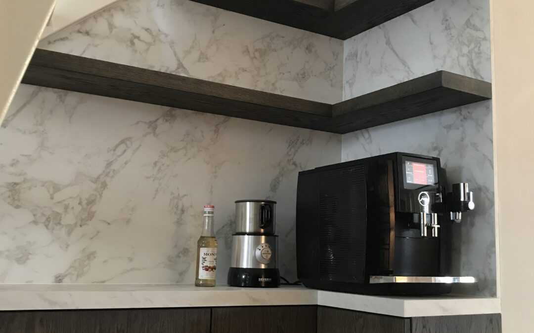 Koffiekast marmeren wand