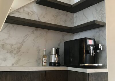 Koffiekast marmeren wand
