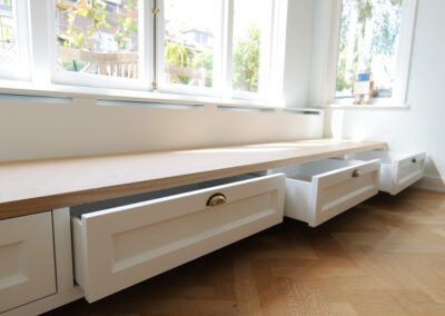 Eiken bank met kast