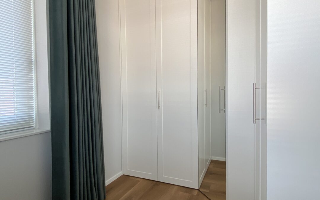 hoek kast met spiegel
