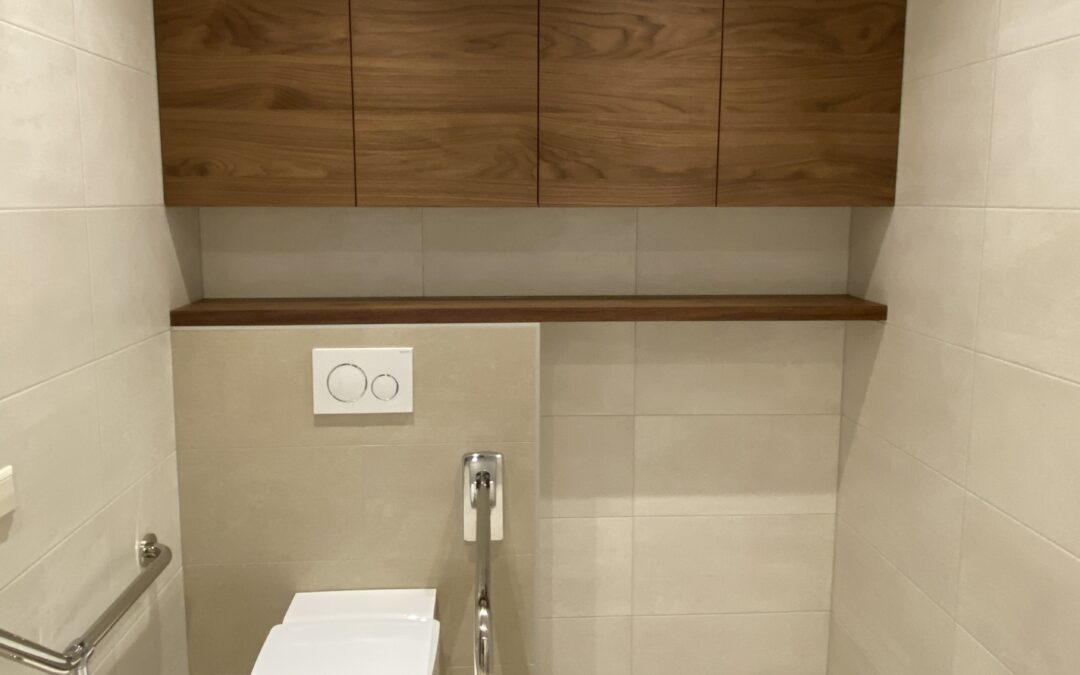 Notenhouten badkamerkasten